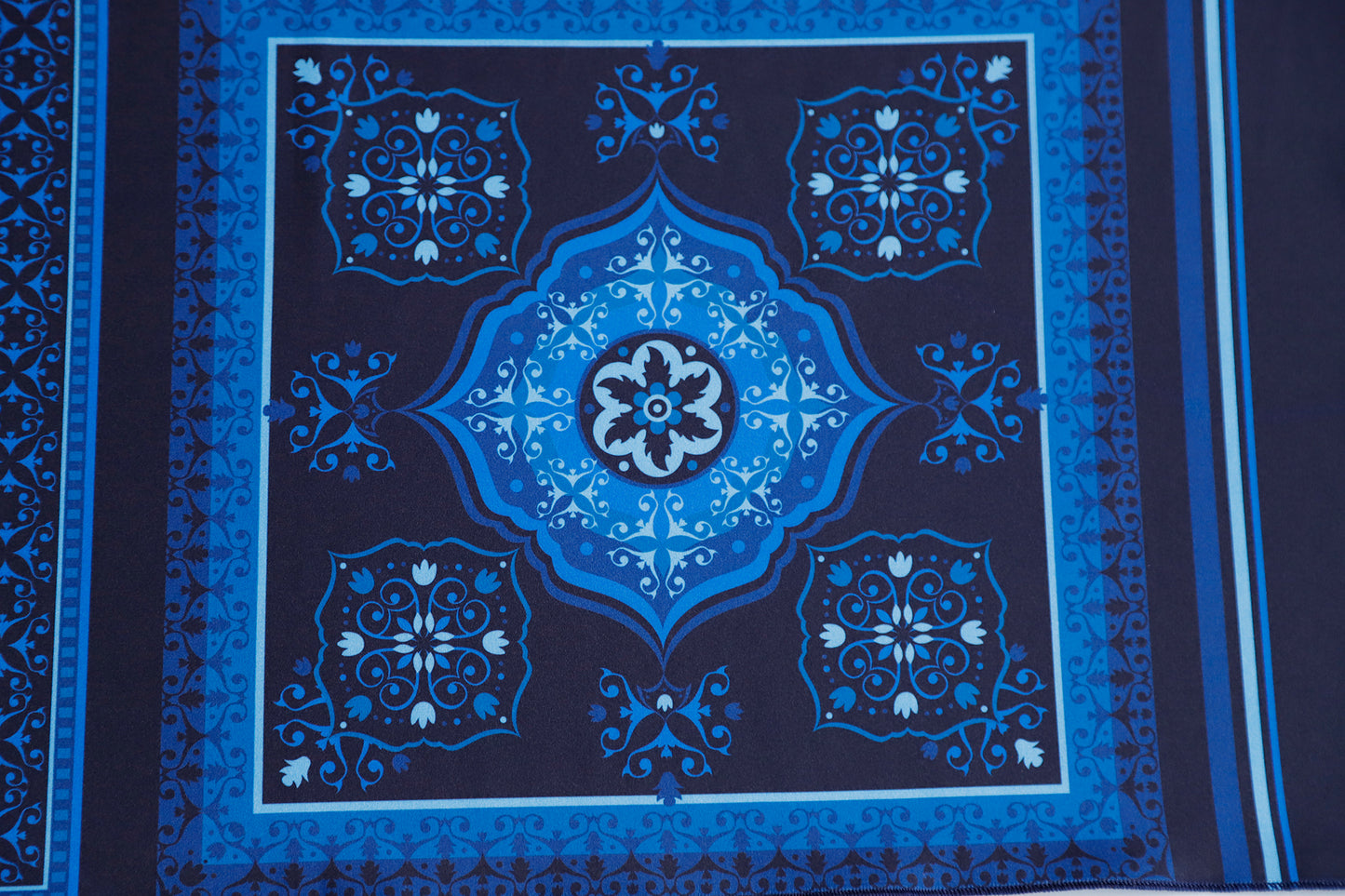 SCIARPA RASO FANTASIA GEOMETRICA QUADRI