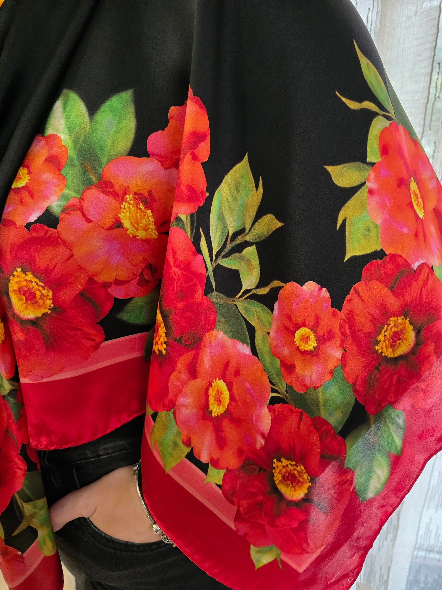 FOULARD PURA SETA CAMELIE fondo nero