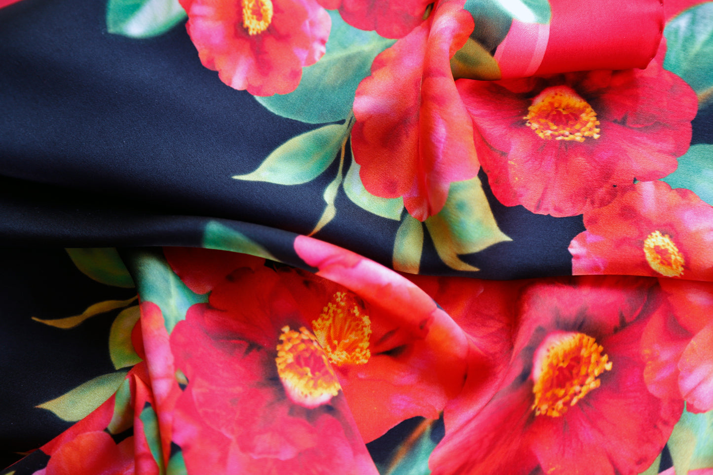 FOULARD PURA SETA CAMELIE fondo nero